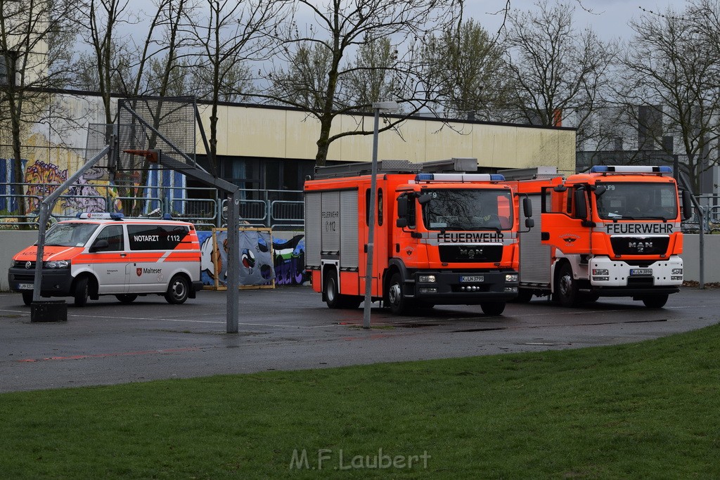 Einsatz BF Koeln Schule Burgwiesenstr Koeln Holweide P025.JPG - Miklos Laubert